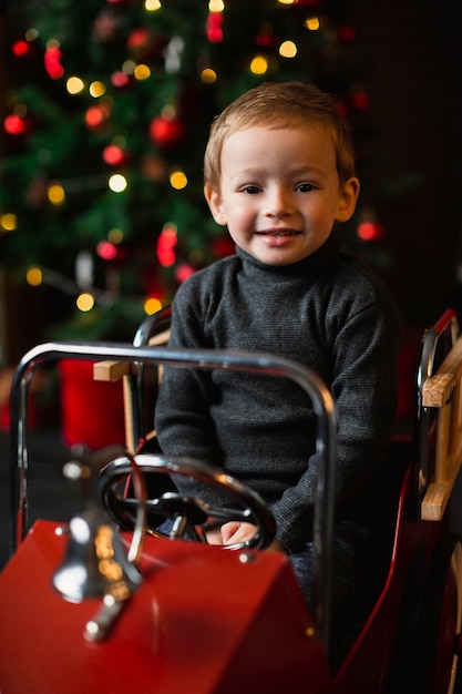 Foto gratuita niño jugando con coche de juguete