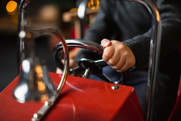 Niño jugando con coche de juguete