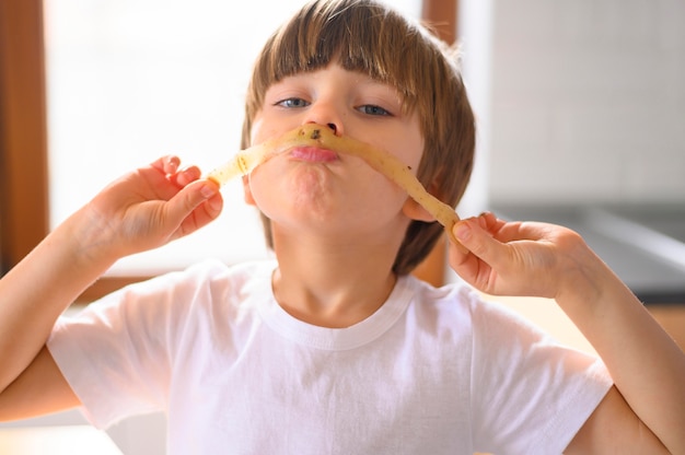 Niño jugando en la cocina