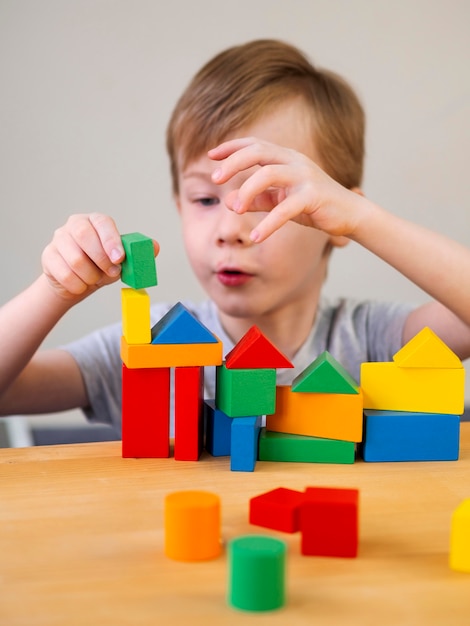 Niño jugando con colorido juego sobre la mesa