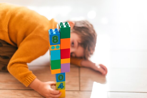 Niño jugando con cubos