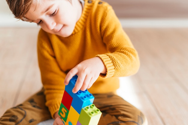 Foto gratuita niño jugando con cubos