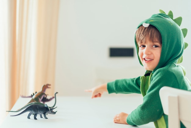 Niño jugando con dinosaurios de juguete