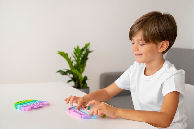 Niño jugando con fidget toy en casa