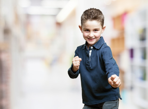 Niño jugando con fondo borroso