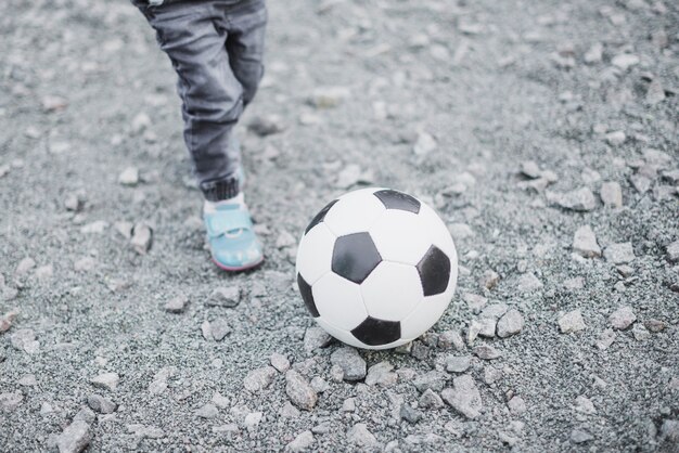 Niño jugando fuera con pelota