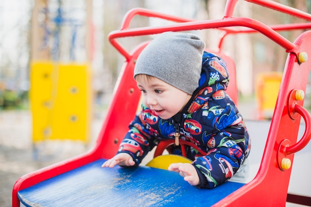 Foto gratuita niño jugando fuera en recreo