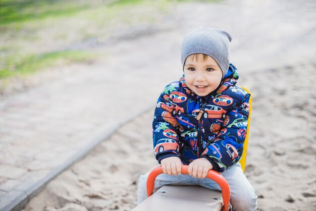 Niño jugando fuera en recreo