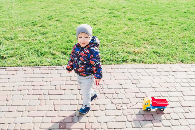 Niño jugando fuera