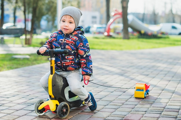 Niño jugando fuera