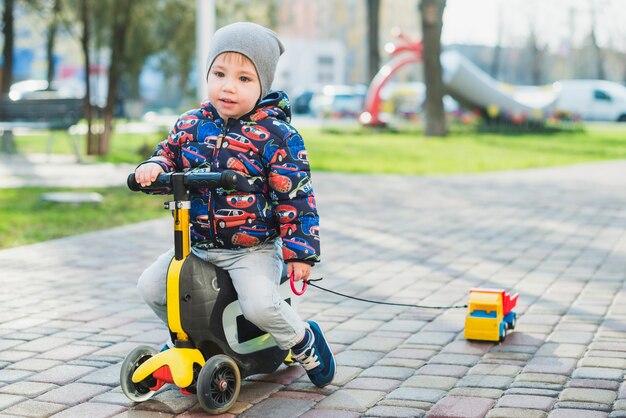 Niño jugando fuera