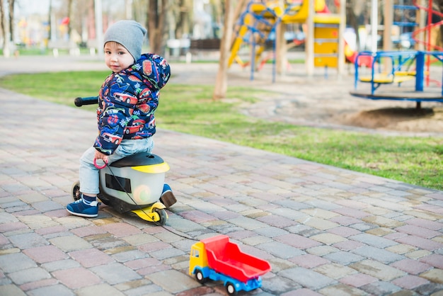 Niño jugando fuera