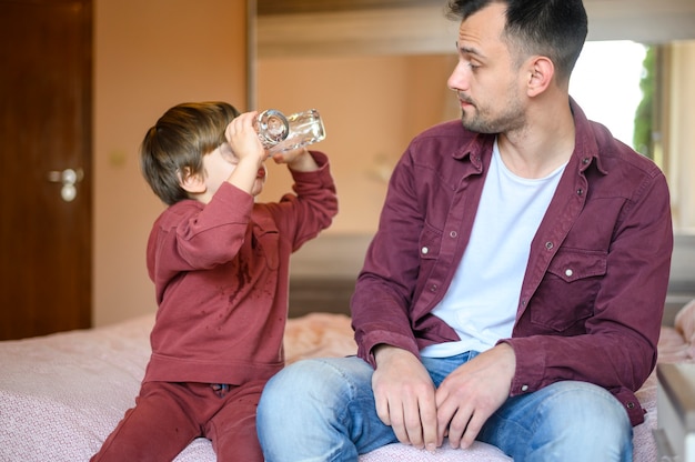 Niño jugando con gafas