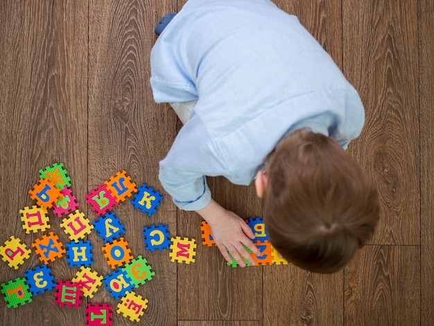 Niño jugando con el juego del alfabeto