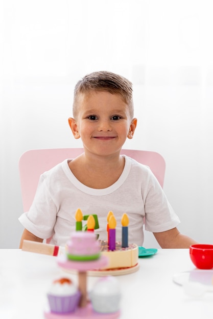 Foto gratuita niño jugando un juego de cumpleaños