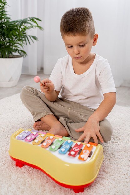 Niño jugando con un juego musical.