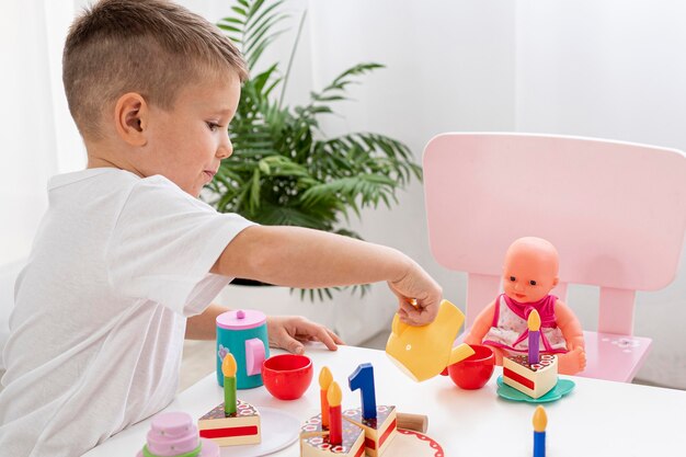 Niño jugando con un juego de té