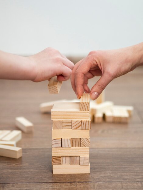 Niño jugando juego de torre de madera