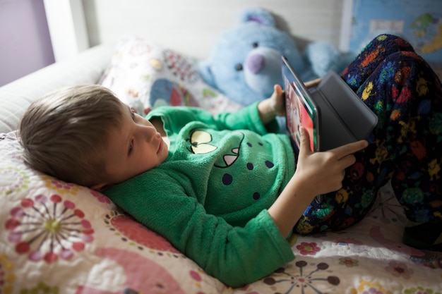 Niño jugando juegos en tableta