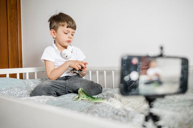 Niño jugando con juguetes en la cama