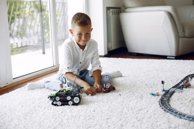 Niño jugando con lego en una sala de juegos