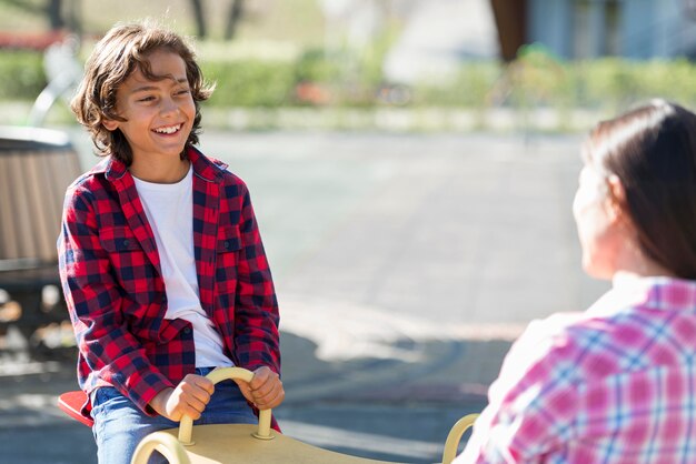 Niño jugando con la madre en el parque