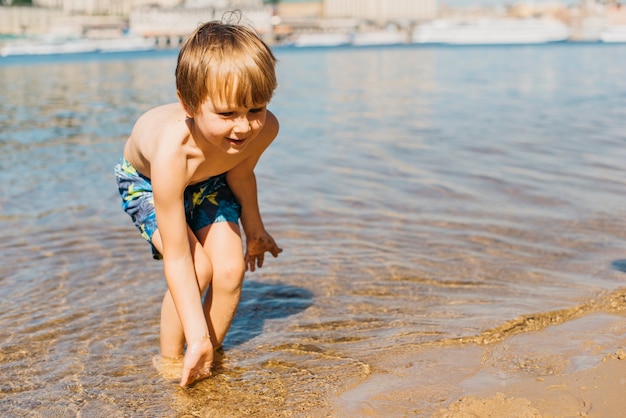 Niño jugando en el mar