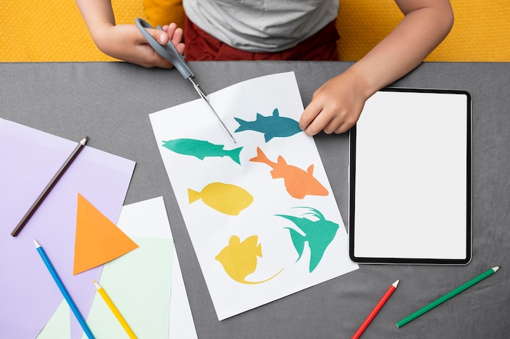 Foto gratuito niño jugando con papel en casa