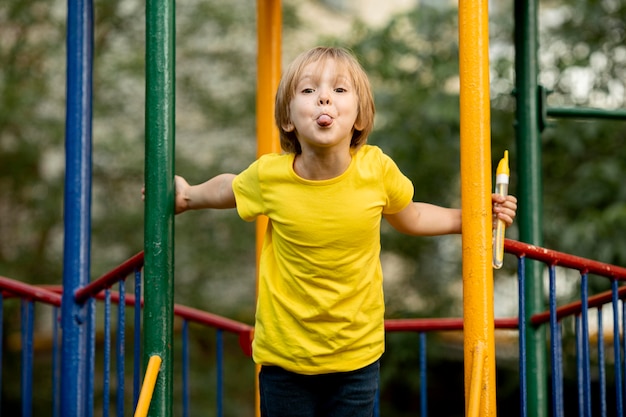 Foto gratuita niño jugando en el parque