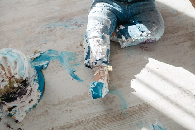 El niño esta jugando pastel