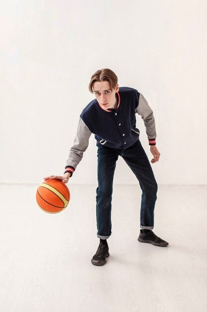 Niño jugando con pelota de baloncesto