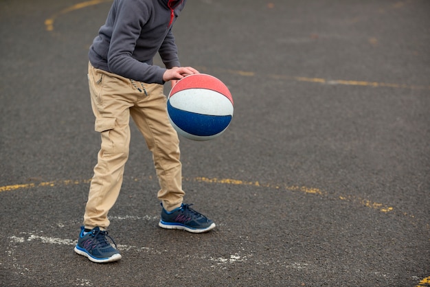 Niño jugando con pelota de cerca