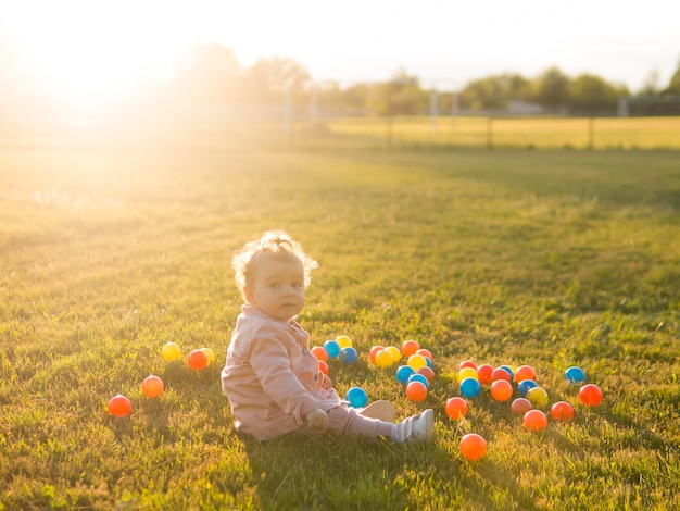 Foto gratuita niño jugando con pelotas de plástico