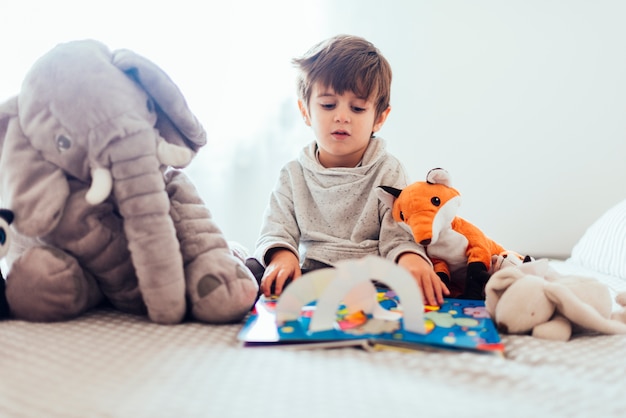 Foto gratuita niño jugando con peluches