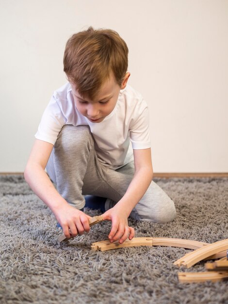 Niño jugando en el piso