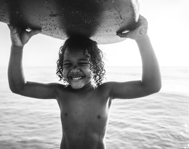 Niño jugando en la playa