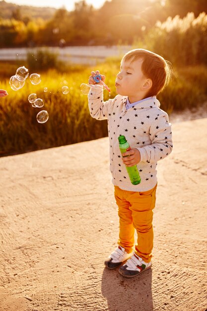 Niño jugando con pompas de jabón