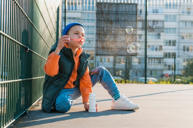 Niño jugando con pompas de jabón