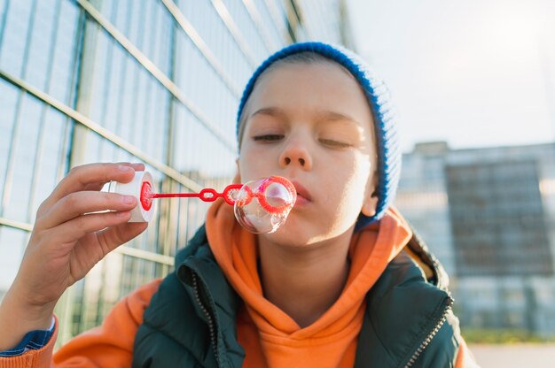 Niño jugando con pompas de jabón