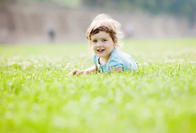 niño jugando en el prado de hierba