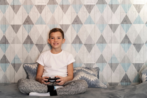 Niño jugando en su habitación