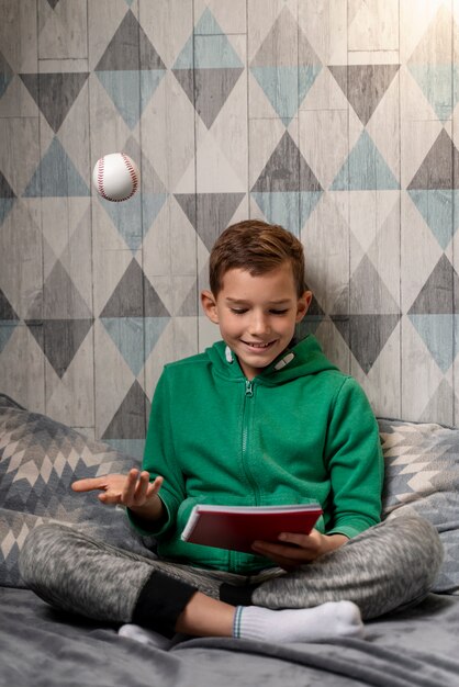 Niño jugando en su habitación