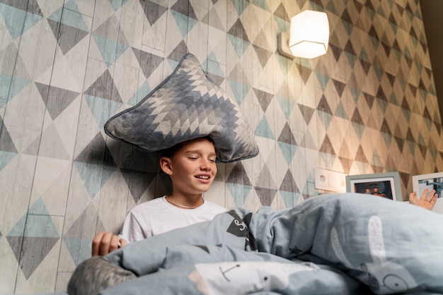 Niño jugando en su habitación