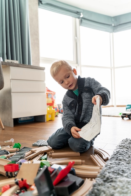 Foto gratuita niño jugando en su habitación