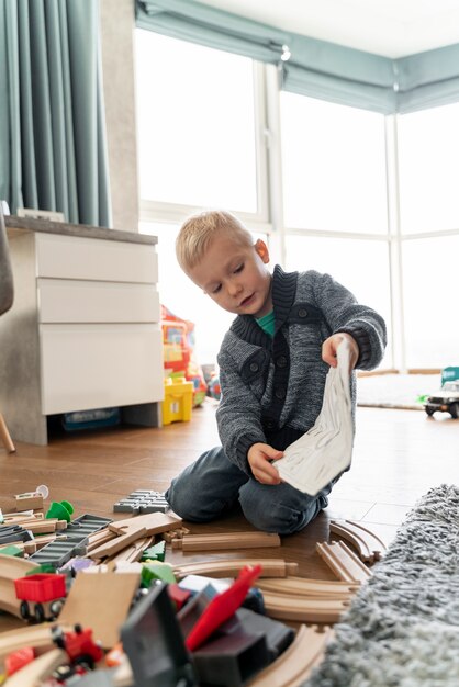 Niño jugando en su habitación