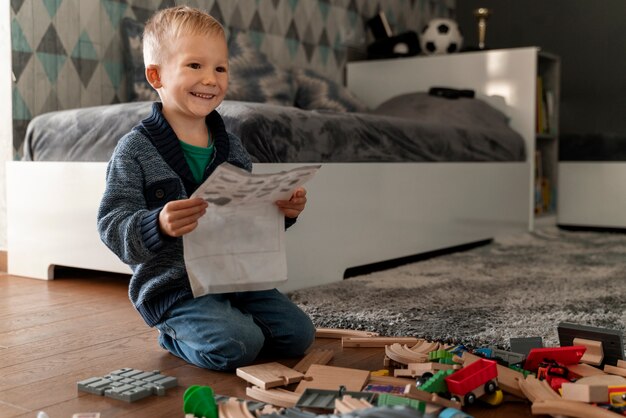 Foto gratuita niño jugando en su habitación