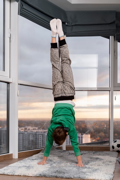 Foto gratuita niño jugando en su habitación