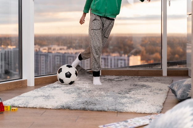 Niño jugando en su habitación