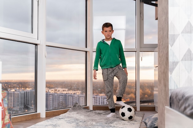 Niño jugando en su habitación