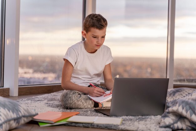 Niño jugando en su habitación